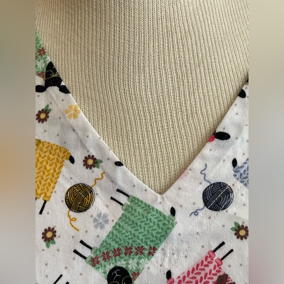 Bundle of 3 scrub suit tops - Picture 11 of 15